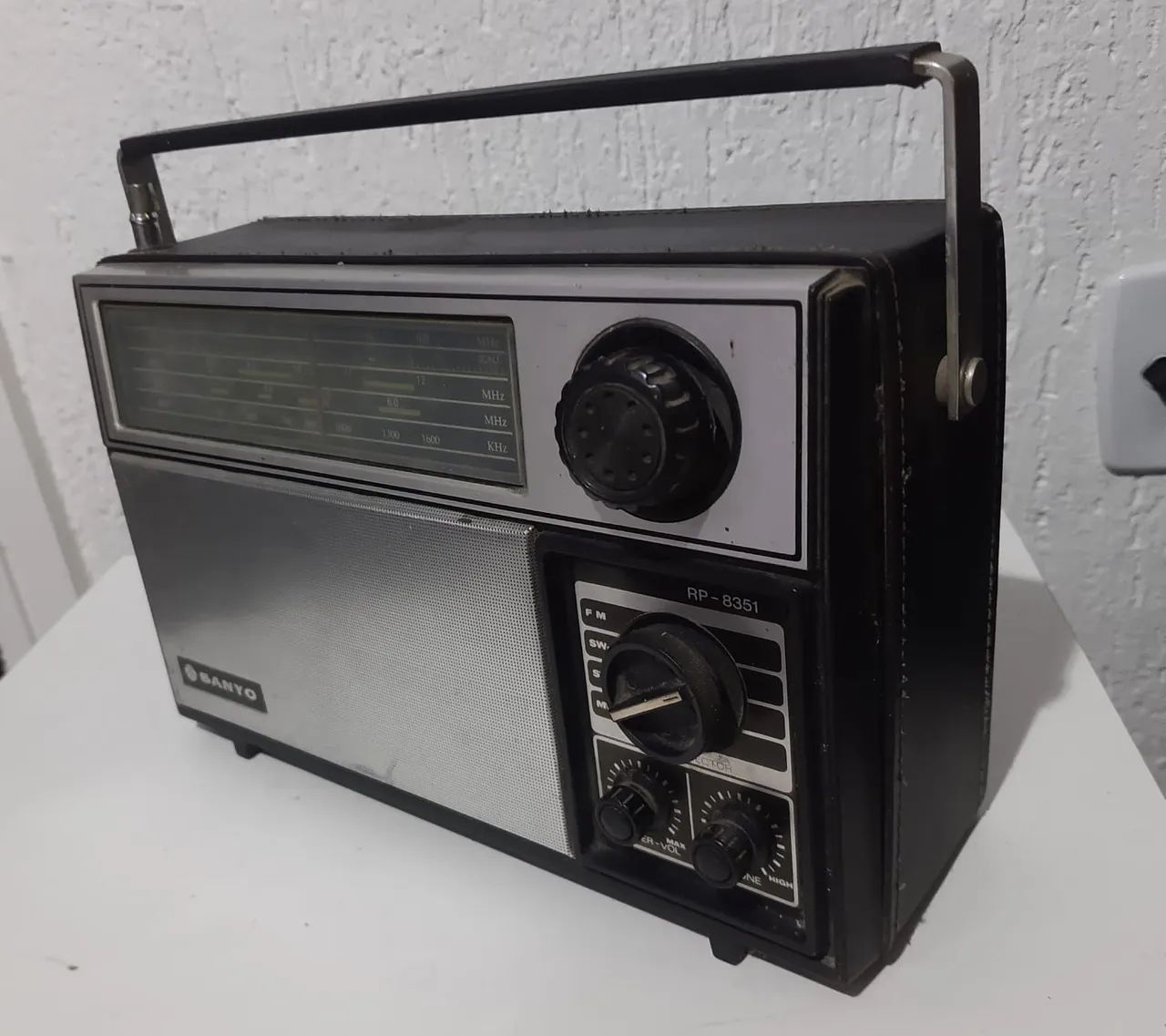 Rádio antigo SANYO relíquia COLEÇÃO 
