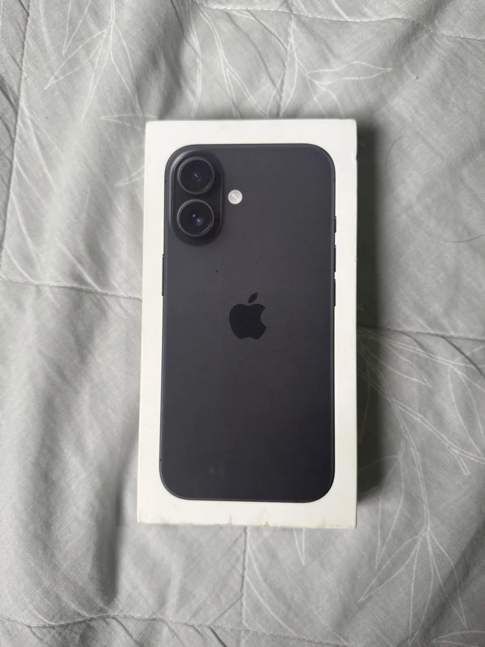 Vendo iPhone 16, preto, 128 GB, com brindes na compra