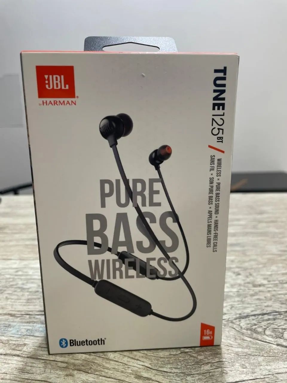 JBL Tune 125BT intra-auriculares com fio entre os auriculares e
