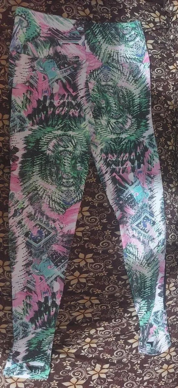 Calça legging estampada com detalhes em preto 