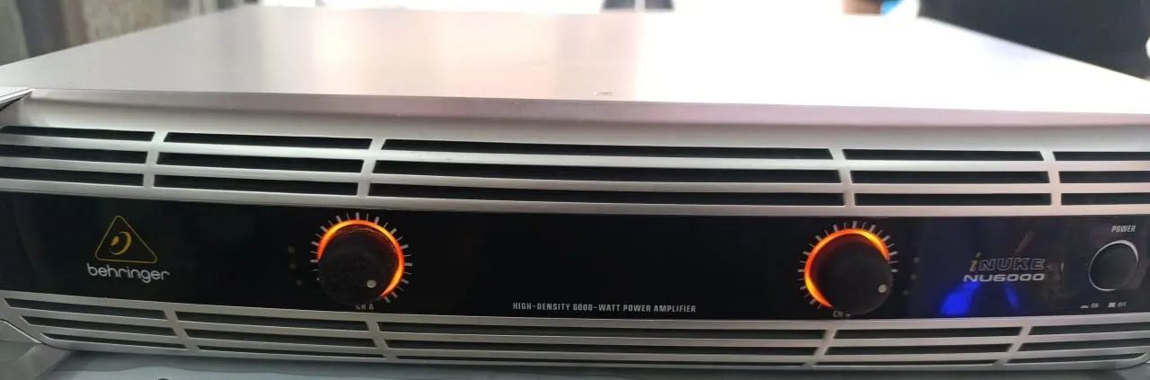 Amplificador Digital Behringer NU6000 220V 