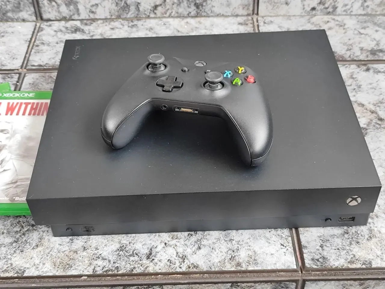 Xbox One X com Controle e Jogo - Perfeito estado!