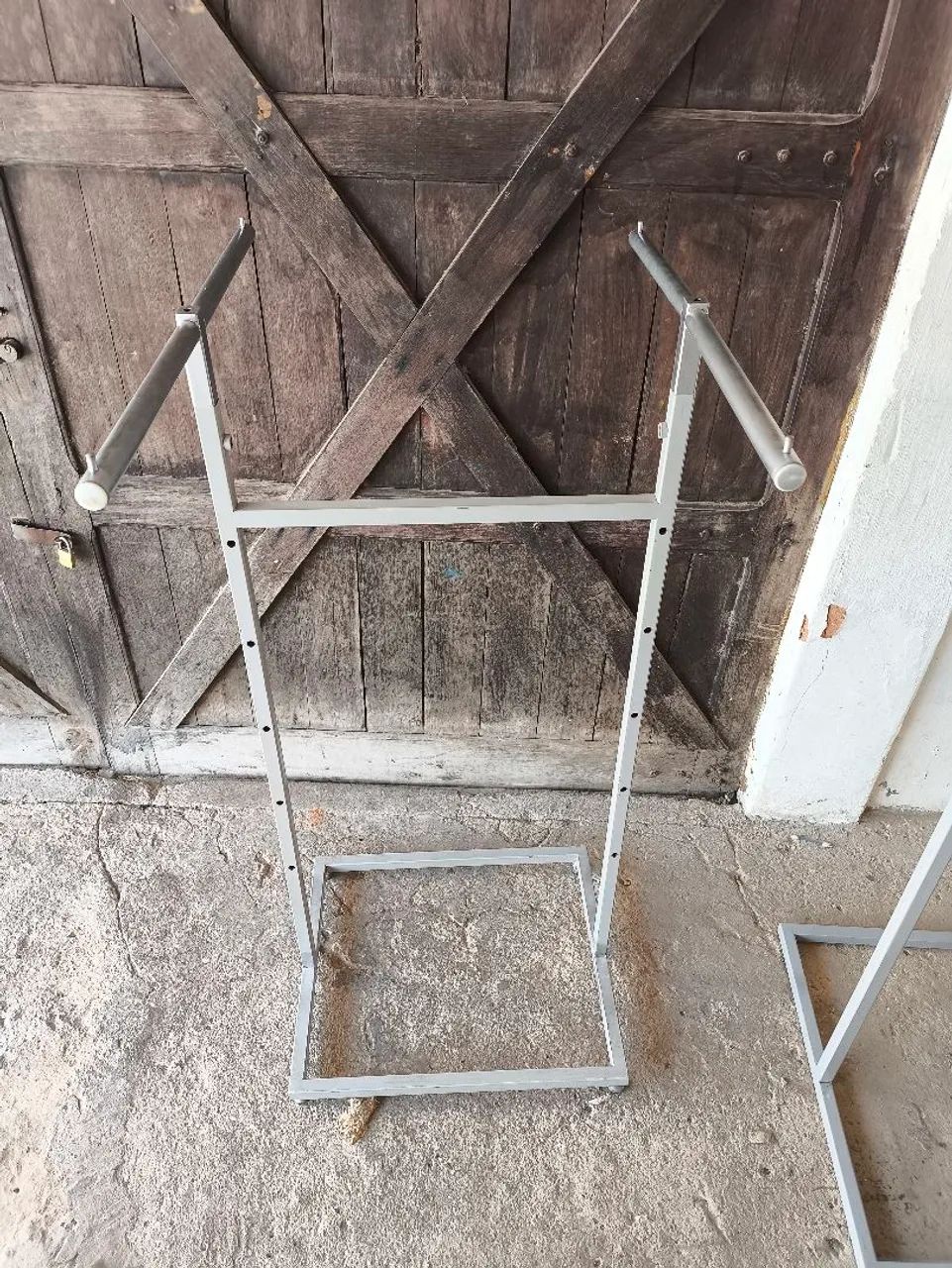 Expositor / Mostruário para peças de roupas, malas e bolsas. - Foto 2