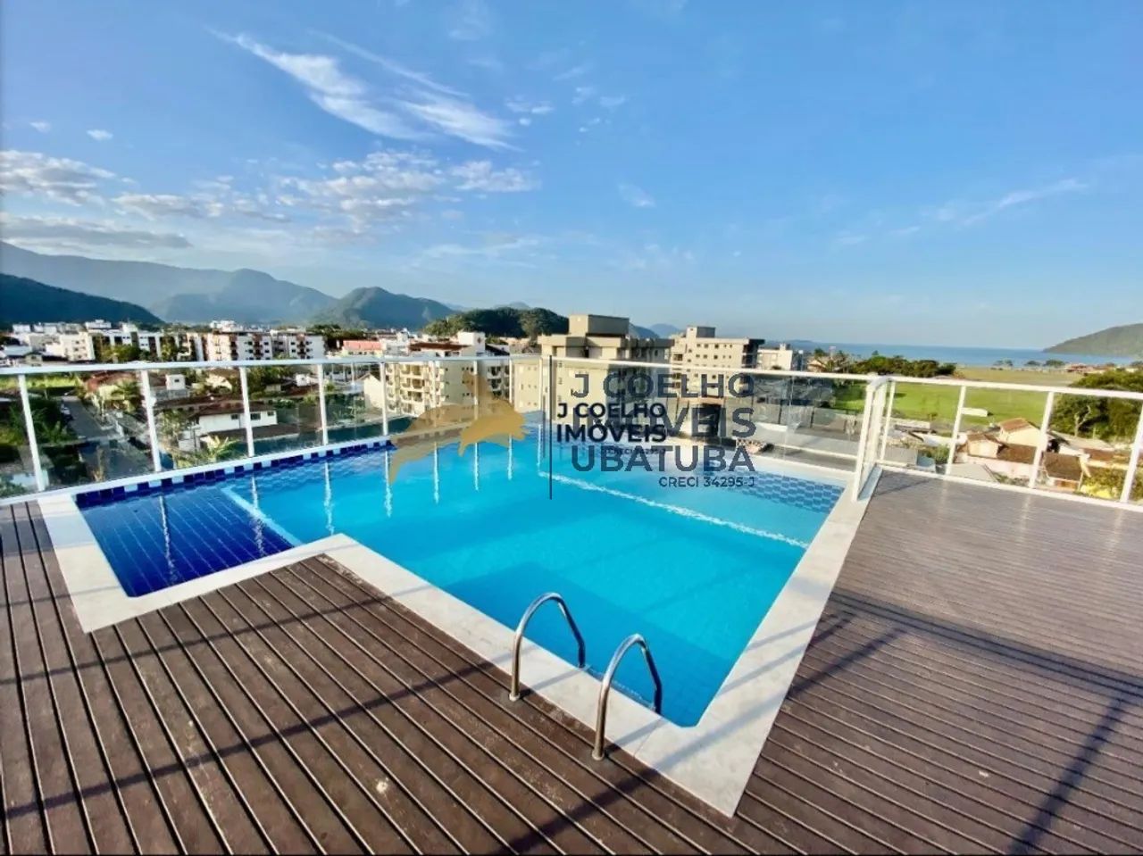 Apartamento com varanda gourmet disponível para venda localizado no Centro de Ubatuba, SP.