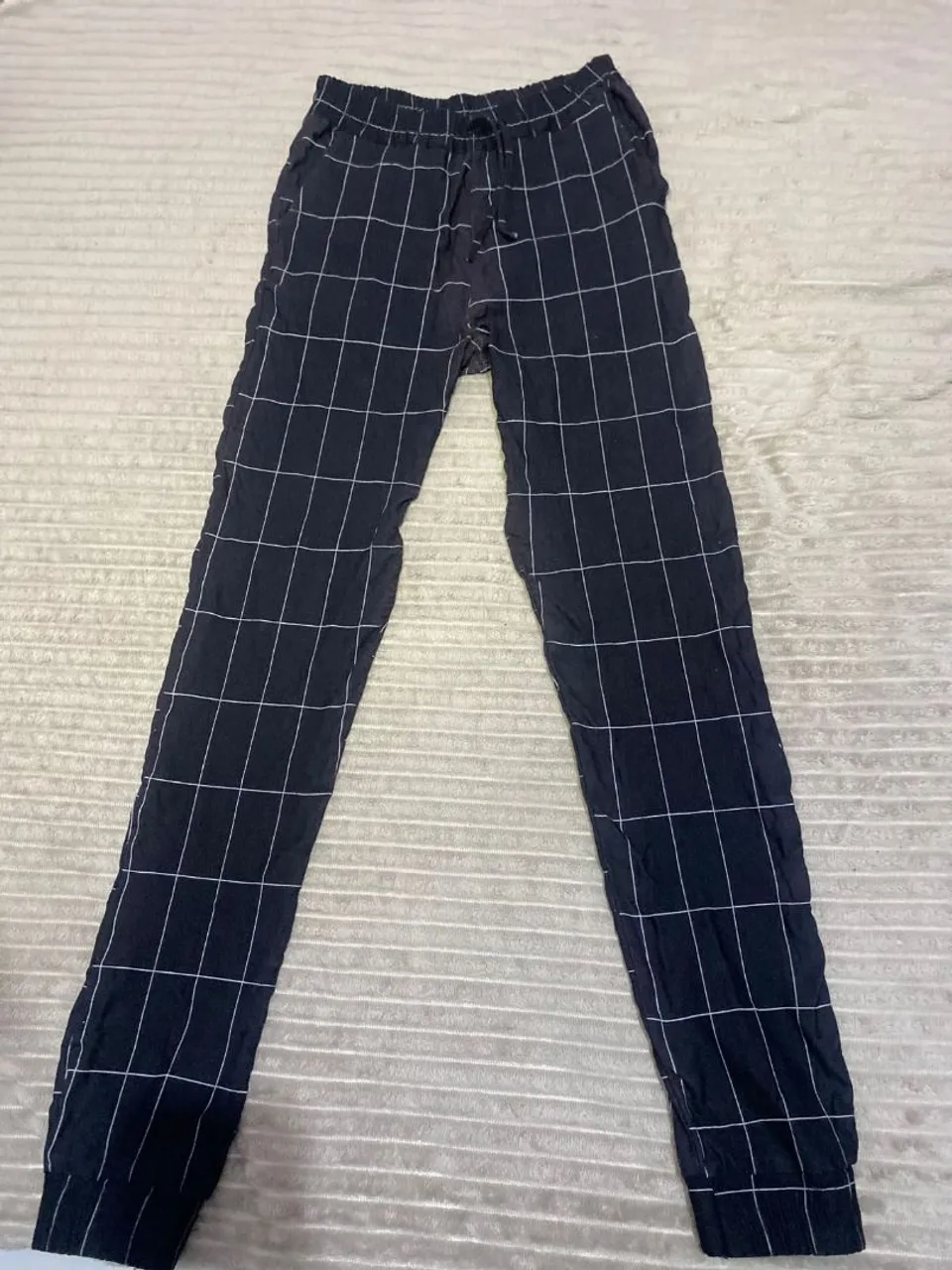 Calça xadrez preta e branca