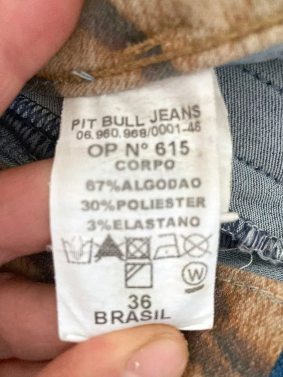 Calça Jeans com detalhes dourados e strass - Foto 5