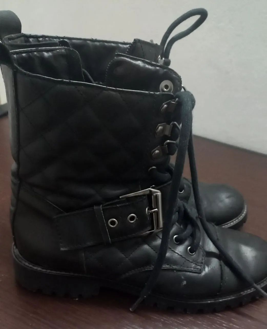 Botas pretas estilo militar