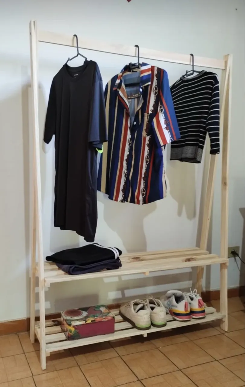 Arara de Roupa em Madeira Natural - Organização e Estilo
