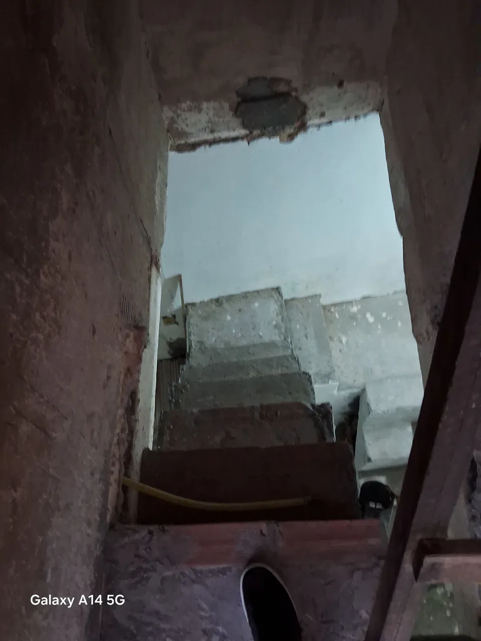 Casa em forma 2/4 sala americana cozinha ,uma pequena varanda