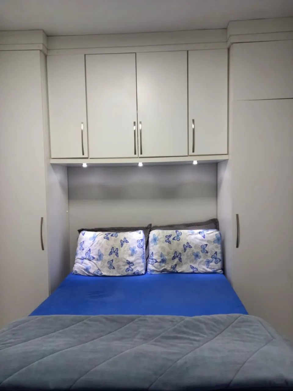 Guarda-Roupa Planejado branco com iluminação inclusa, funcionando normalmente