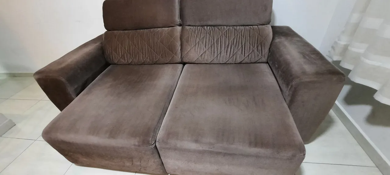 Sofá 2 lugares em tecido marrom