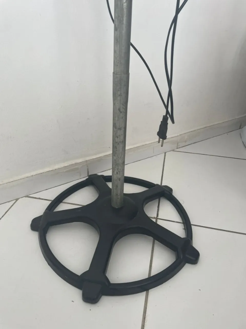 Vendo ventilador de pé. Estrutura de metal