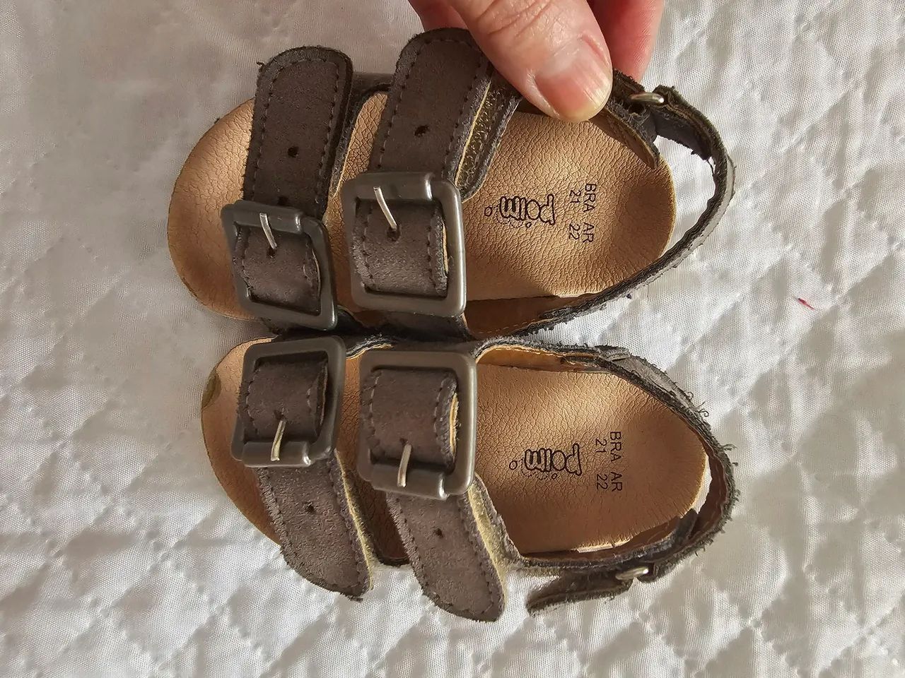 Sandálias infantis cinza com fivela e velcro - Foto 3