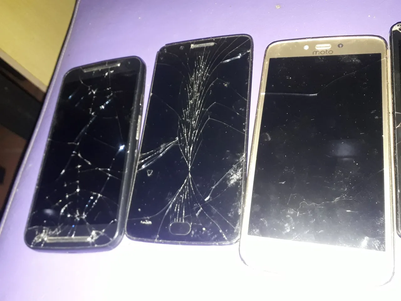 VENDO 5 CELULARES PARA TIRÁ PEÇAS OU QUEM ARUMA 4 MOTOROLA 1 LG BUSCA AQUI OK OK