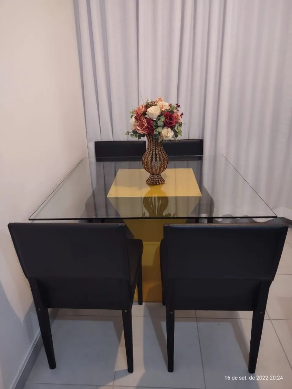 Mesa de vidro com quatro cadeiras