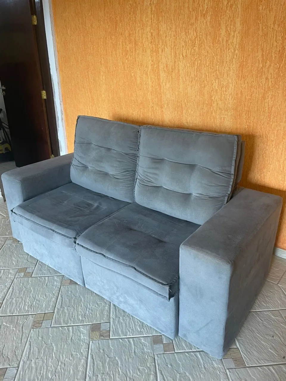 Sofá de 2 lugares cinza