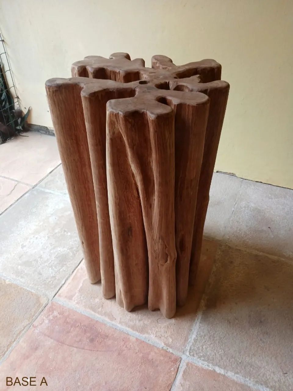 Mesa de jantar com bases em tronco de guarantã e tampo de vidro - Foto 3