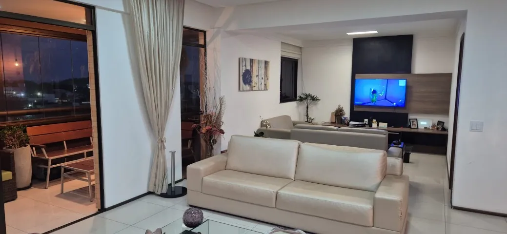 Vendo Apartamento no Ed. Turmalina, Renascença II. Andar alto. Ventilado. Nascente. 170m2.