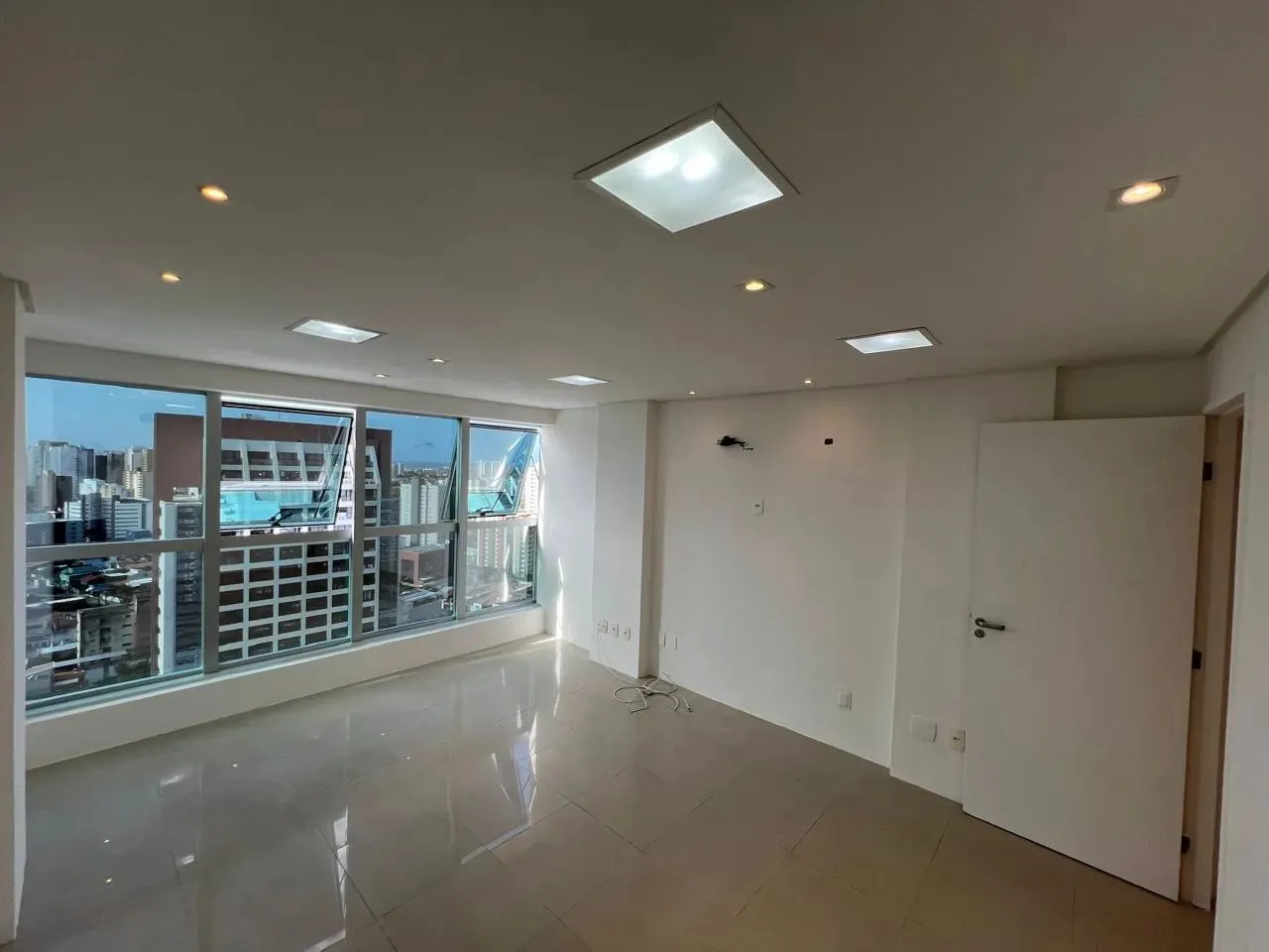 Sala no Pátio Dom Luís, 32m2, lavabo, divisória.