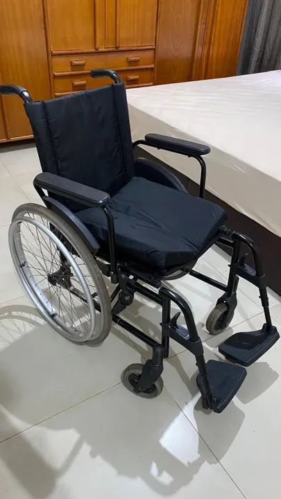 Cadeira de rodas seminova da marca ortomobil