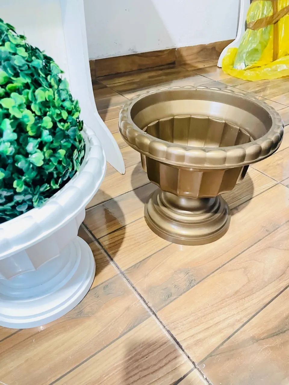 Par de Vasos Decorativos Dourados com Plantas Artificiais - Foto 5