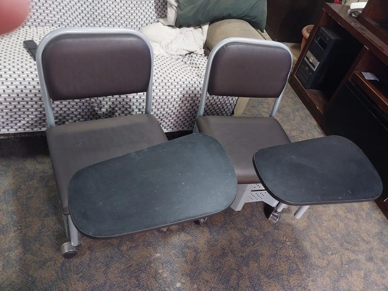 Cadeirinhas  de manicure semi novas - Foto 2