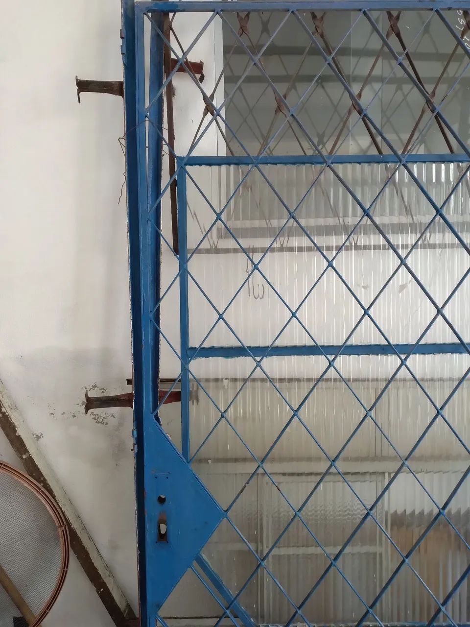 Porta de ferro pesada ( ferro mesmo ) com veneziana. 1 m por 2,10 - Foto 2