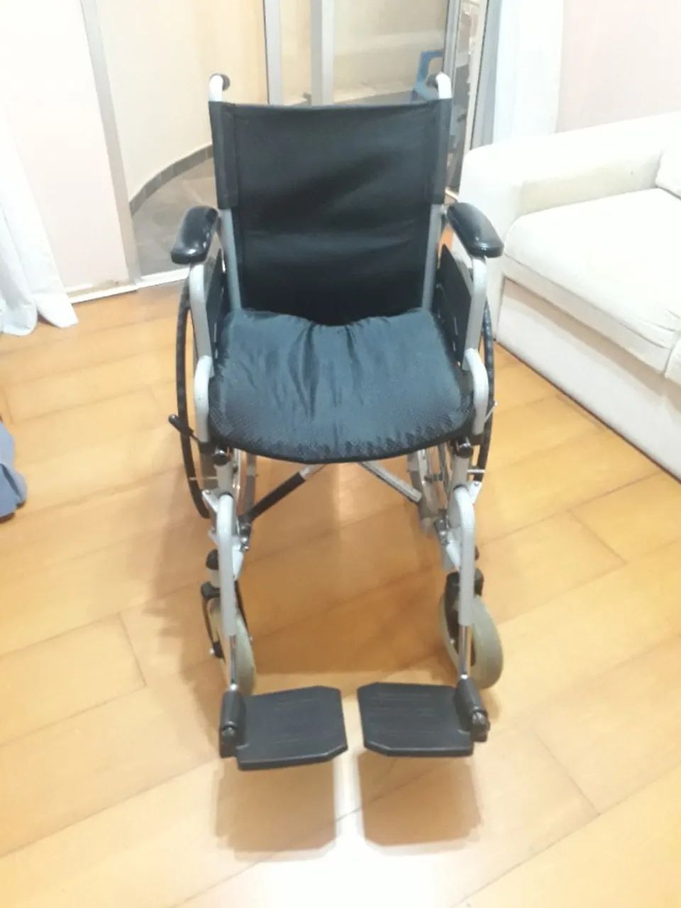 Cadeira de Rodas Compacta e Confortável - Foto 2