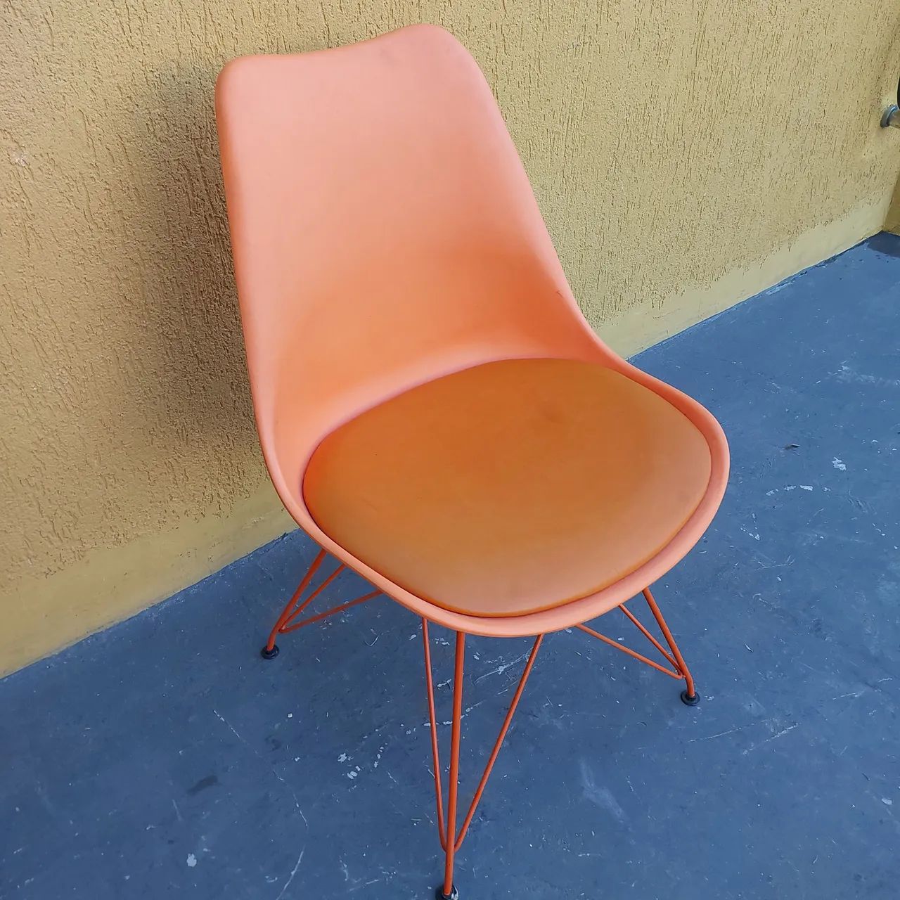 Cadeira Eames Laranja com Assento Estofado - Foto 3