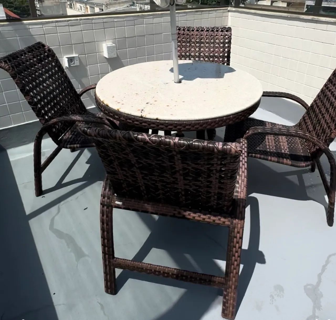 Mesa com Tampo de Mármore com 4 cadeiras Trançarte 