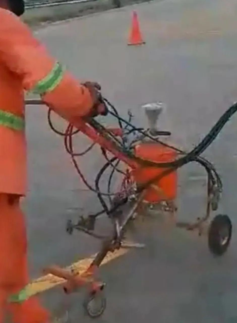 Carrinho auxiliar para sinalização viária, estacionamento e etc.