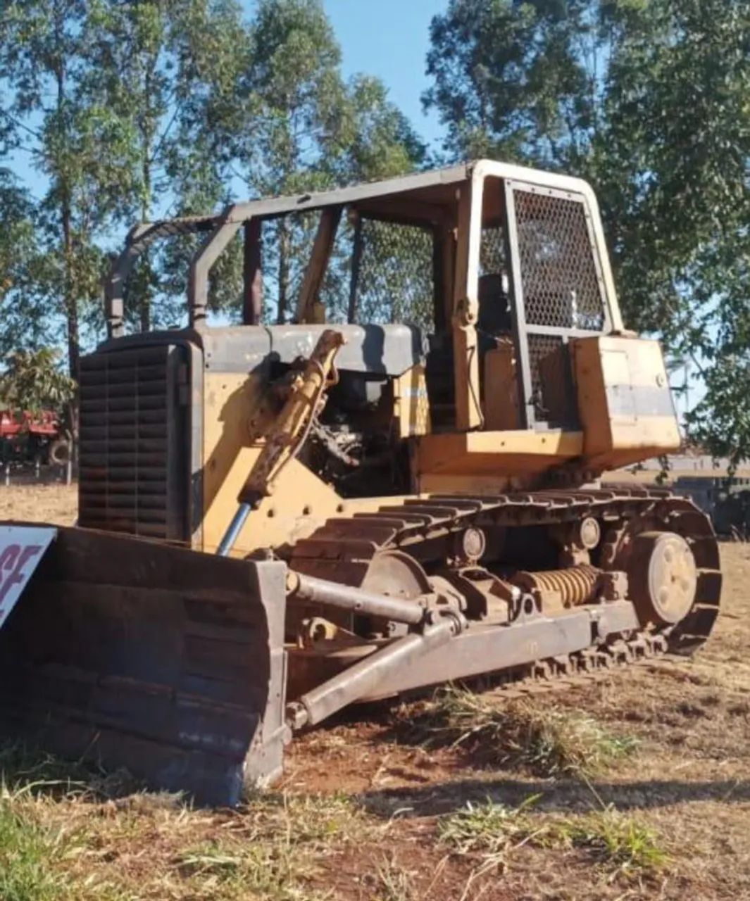 Trator de Esteira 850d motor novo 