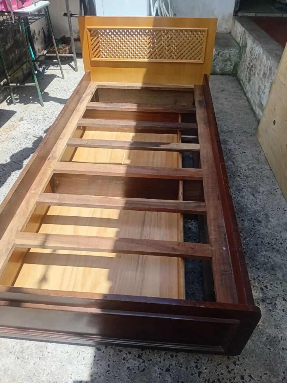 Cama de madeira com gavetas - Foto 4