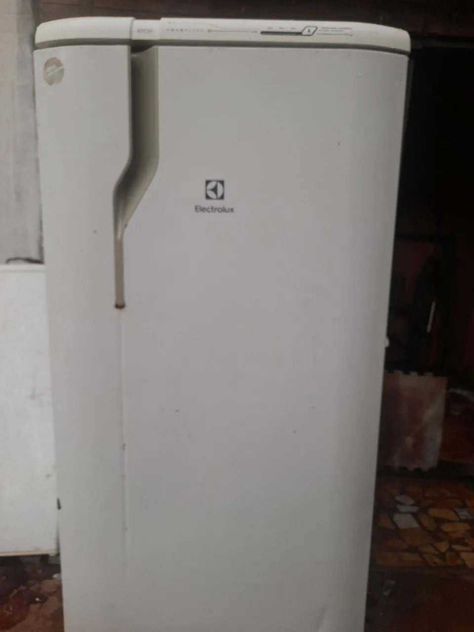 Vendo uma geladeira frost free Electrolux funcionando tudo perfeitamente faça a entrega