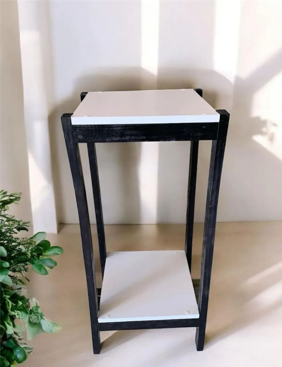 Mesa lateral/aparador de madeira e tampo branco - Foto 2