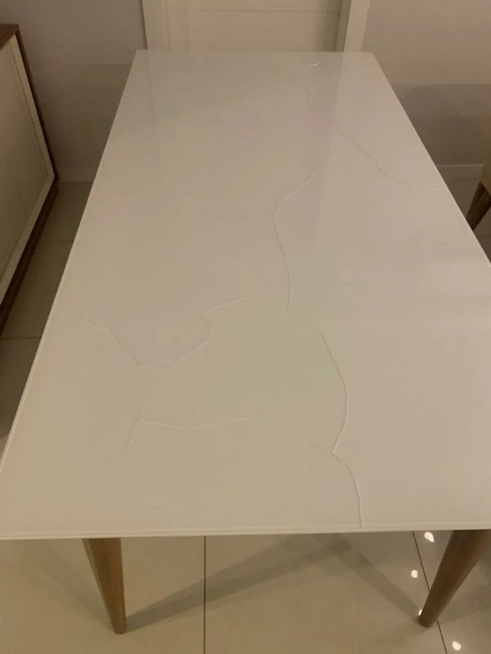 Mesa 0,90 x 1,80m para sala de Jantar (com avaria, sem cadeiras)