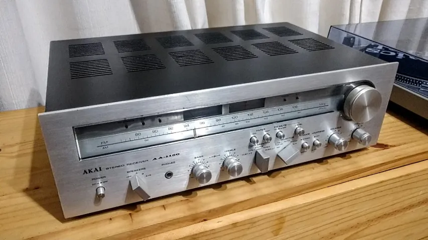 Receiver Akai, ótimo estado.