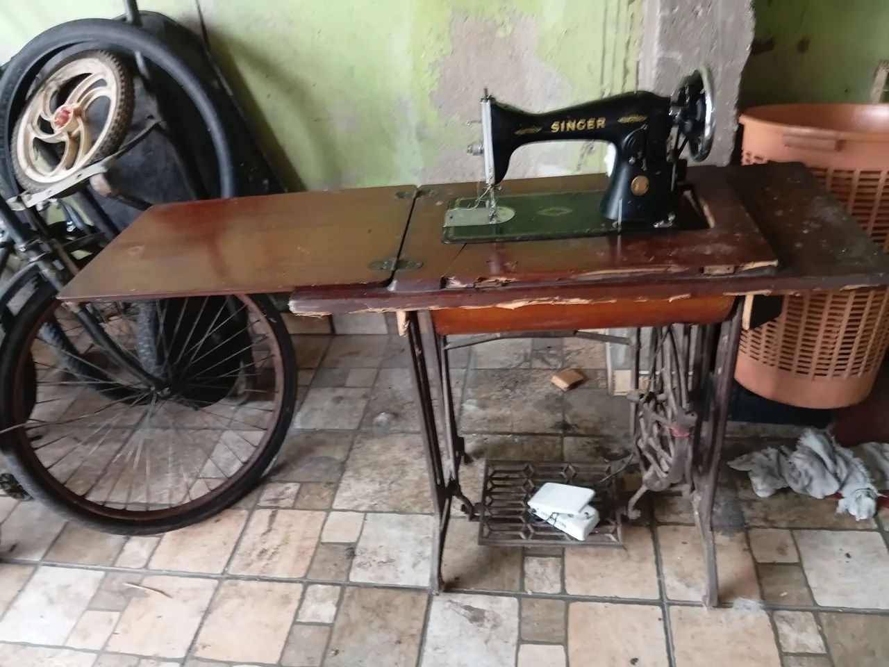 Máquina de costura antiga de mesa - Foto 5