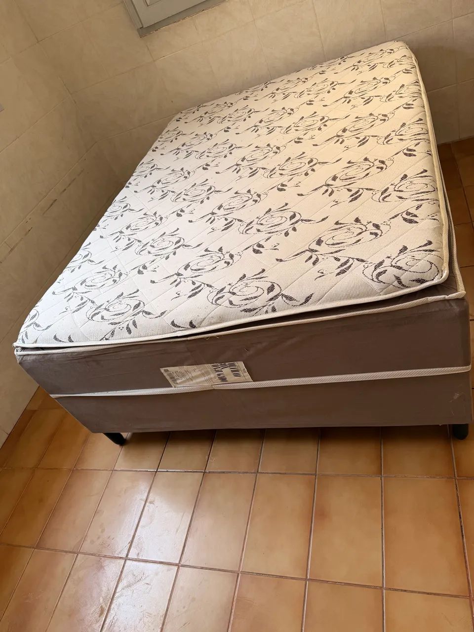 Cama de casal seminova 