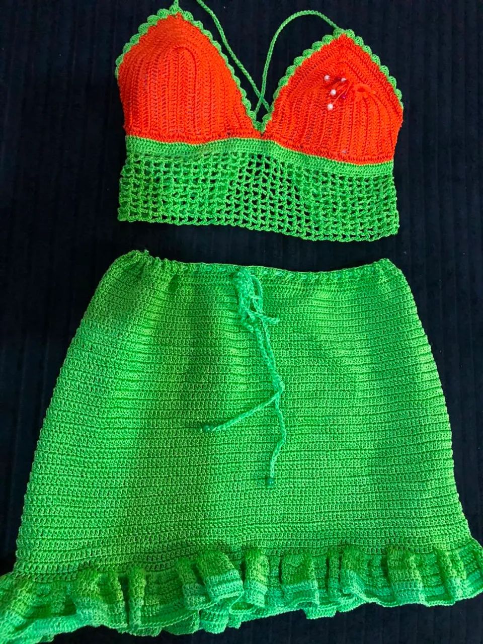 Saída de banho e roupas e outros feitos de crochê 