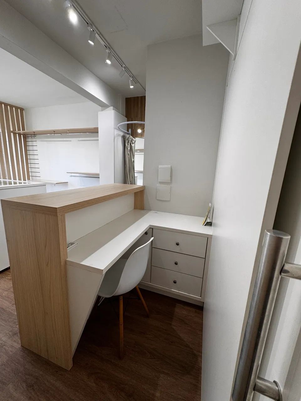 Alugo sala comercial completa mobiliada ótimo ponto - Foto 5