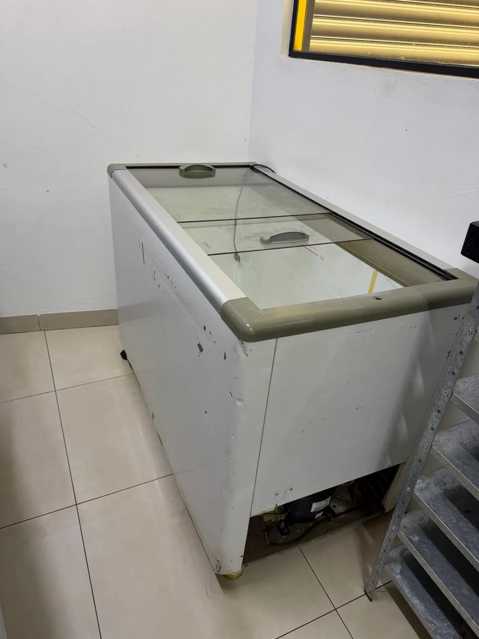 Freezer Horizontal Expositor com Tampa de Vidro - Aproximadamente 450L - 220V