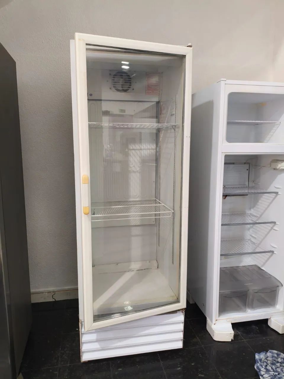 EXPOSITOR VERTICAL REFRIGERADO - PORTA DE VIDRO - 220V