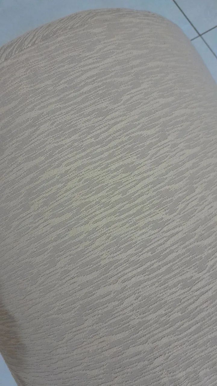 01 pufe redondo em tecido creme texturizado com pés em madeira - Foto 5