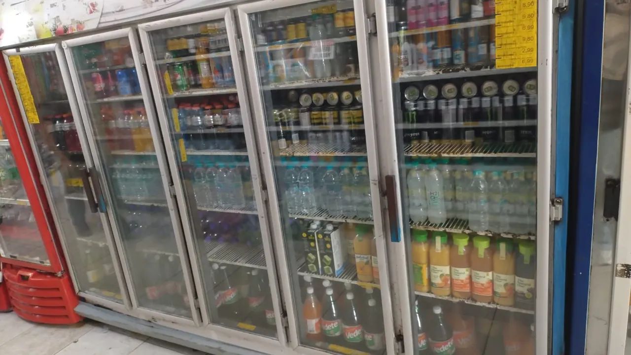 Geladeira danoneira, frios e bebidas