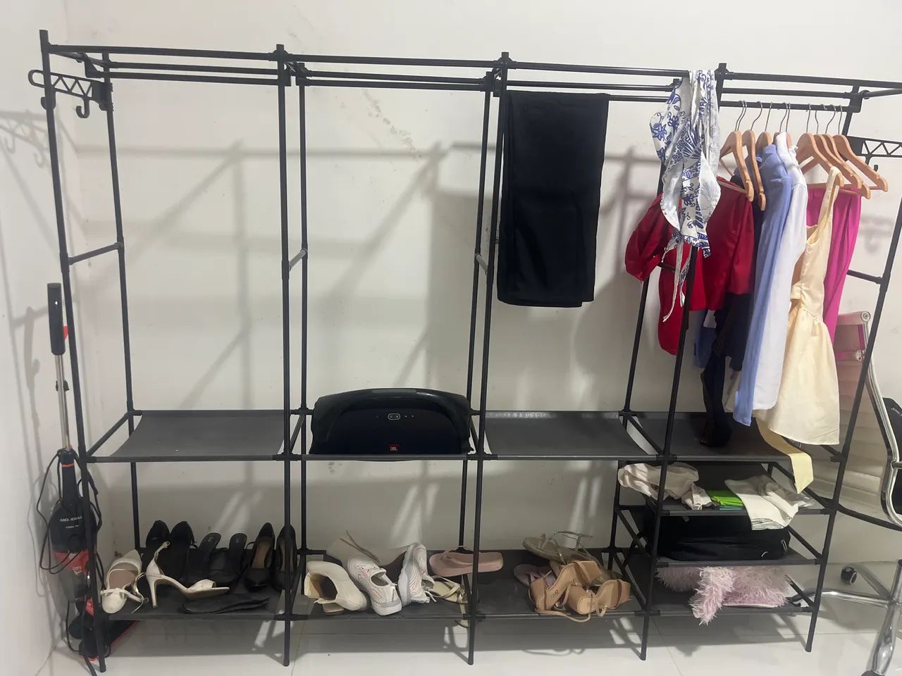 Guarda-roupa aberto  - Foto 2