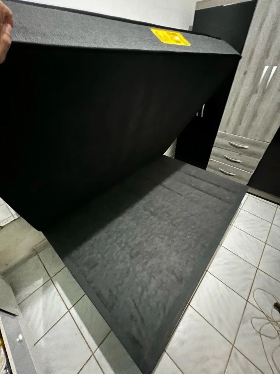 cama box de casal com colchão alto, de molas, e base preta. - Foto 4