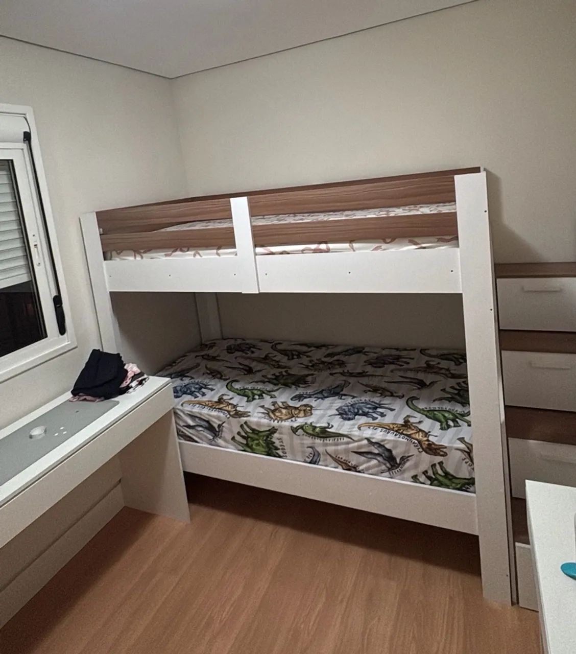 Beliche com escada e gavetões 