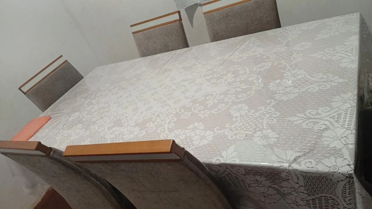 Mesa de madeira com 6 cadeiras
