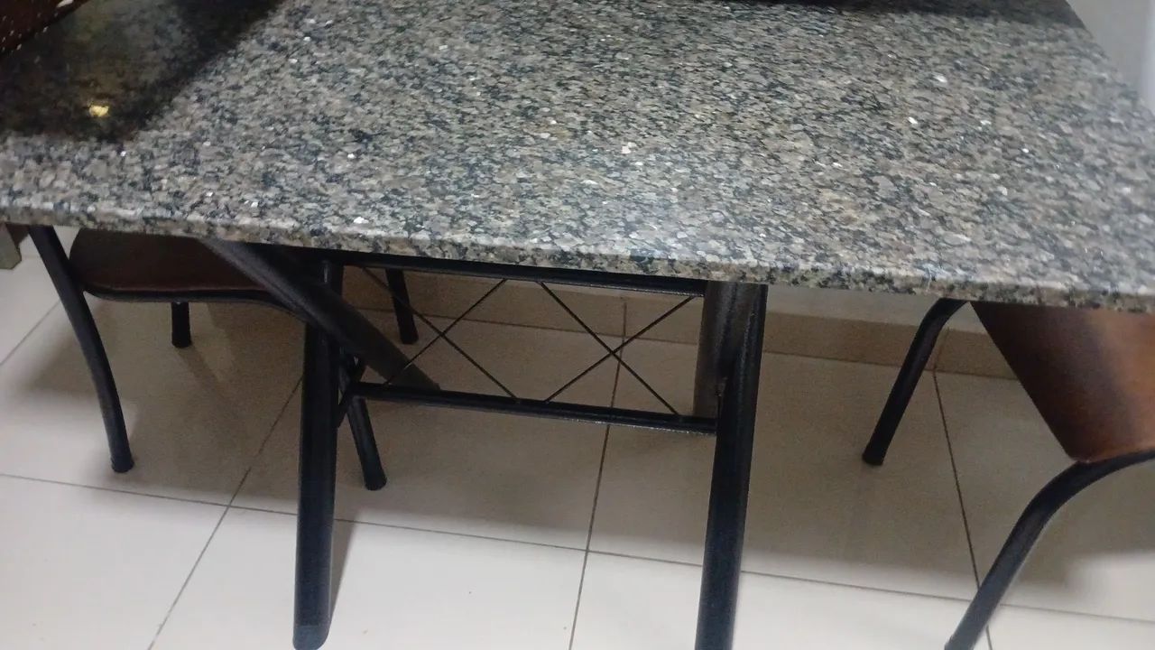 Mesa de pedra marmore, em boas condições. 